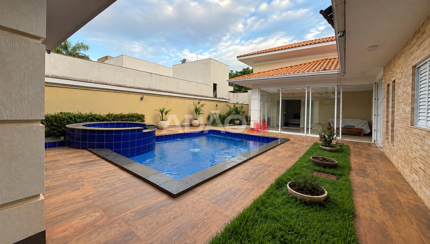 Casa Térrea com 4 Suítes, Piscina e Sauna no Jardins Milão – Goiânia Casa em Condomínio com 4 Quarto(s) e 7 banheiro(s) à Venda, 330.00 por R$ 4320000.00 no setor Jardins Milão SL43260