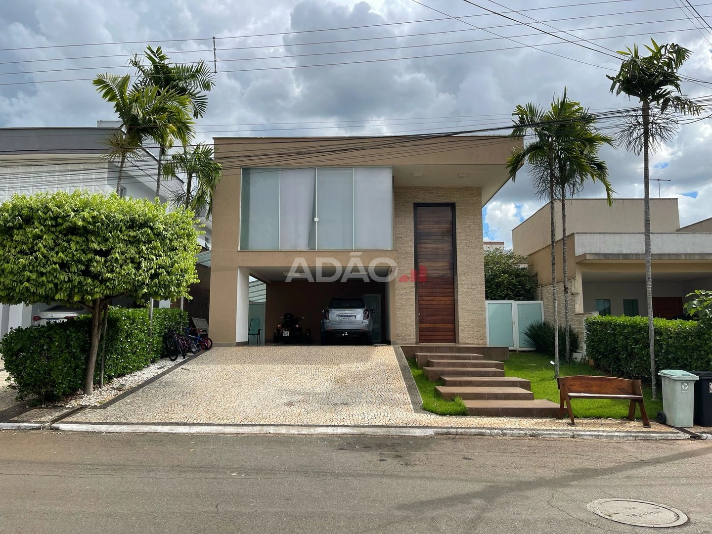 SOBRADO COM 4/SUITES JARDINS MADRI Casa em Condomínio com 4 Quarto(s) e 5 banheiro(s) à Venda, 350.00 por R$ 3250000.00 no setor Jardins Madri AD28177