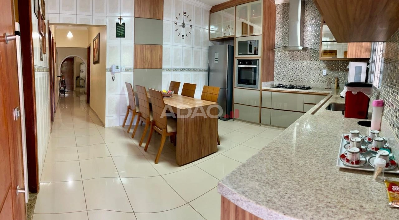 Linda Casa 4Q à venda - 360 m² Casa de Rua com 4 Quarto(s) e 3 banheiro(s) à Venda, 360.00 por R$ 880000.00 no setor Jardim Colorado AD32319