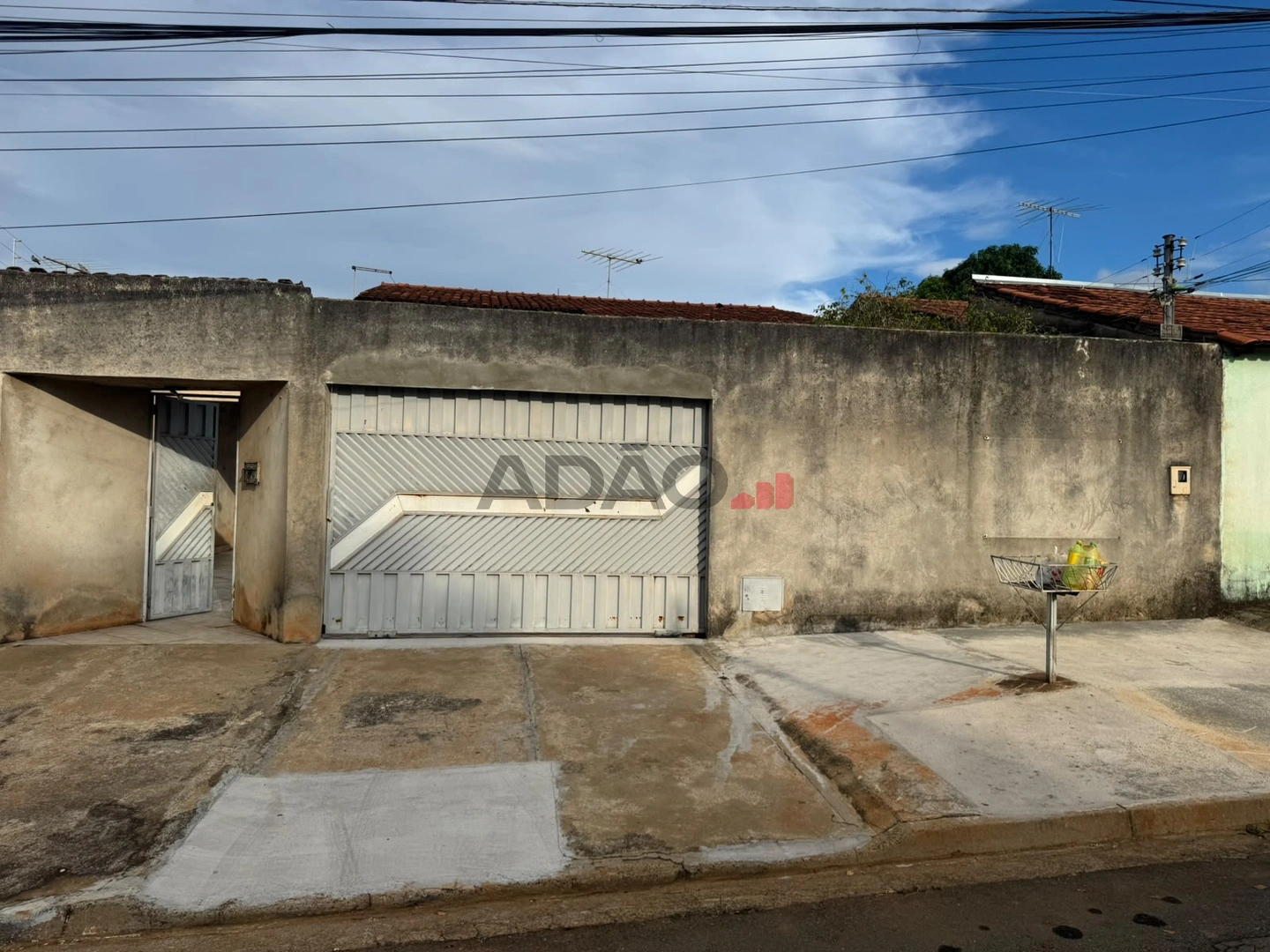 Casa com 3 Quartos e 2 Barracões no Mansões Paraíso – Aparecida de Goiânia Casa de Rua com 3 Quarto(s) e 1 banheiro(s) à Venda, 220.00 por R$ 690000.00 no setor Mansões Paraíso SL43576