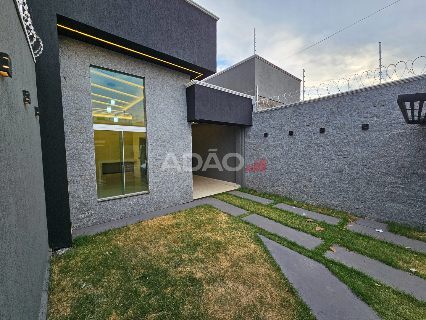 Residencial Barravento Casa de Rua com 3 Quarto(s) e 2 banheiro(s) à Venda, 116.00 por R$ 530000.00 no setor Residencial Barravento AU42376