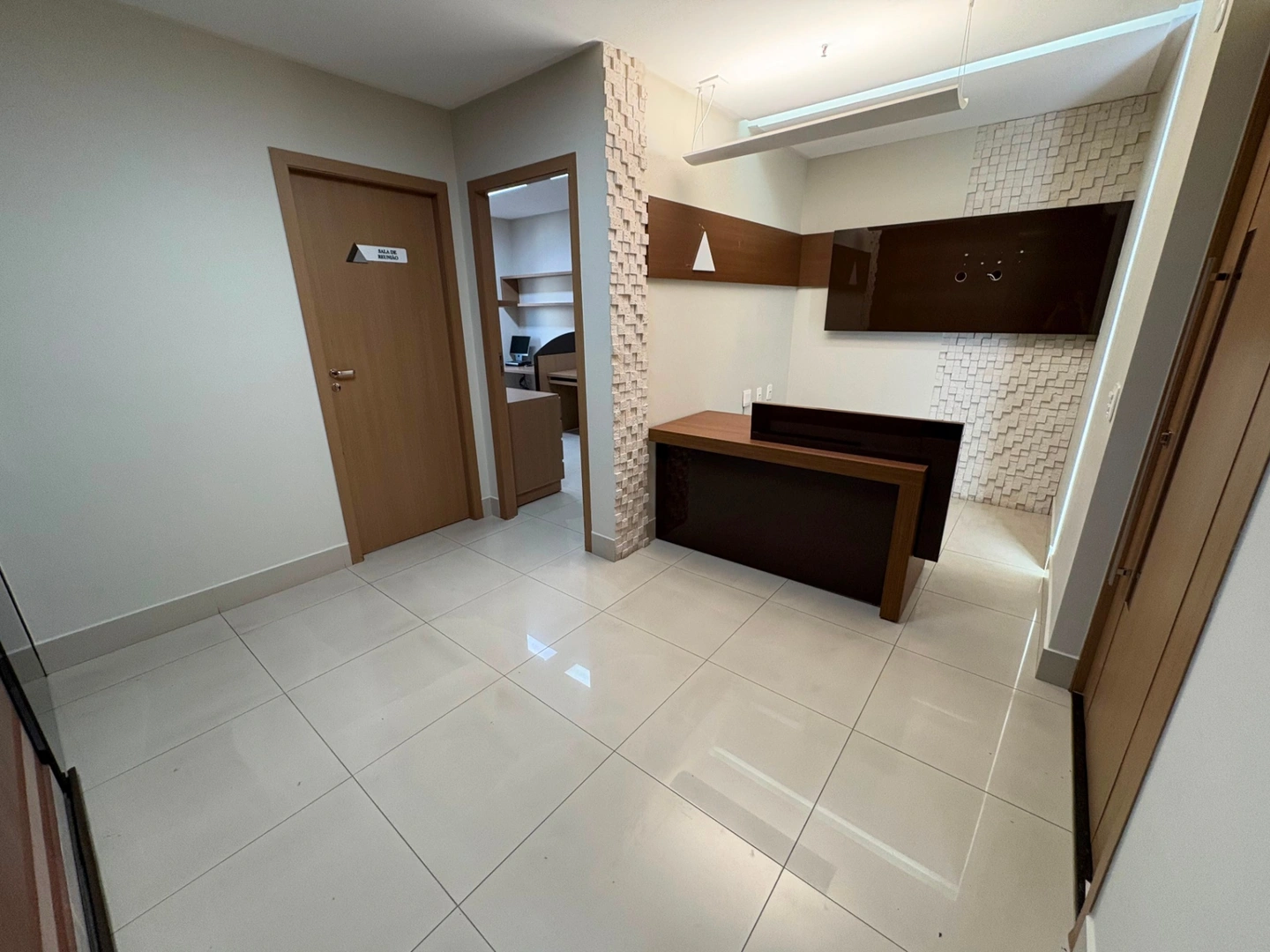 Sala comercial Av T4 com ar condiconados e armários