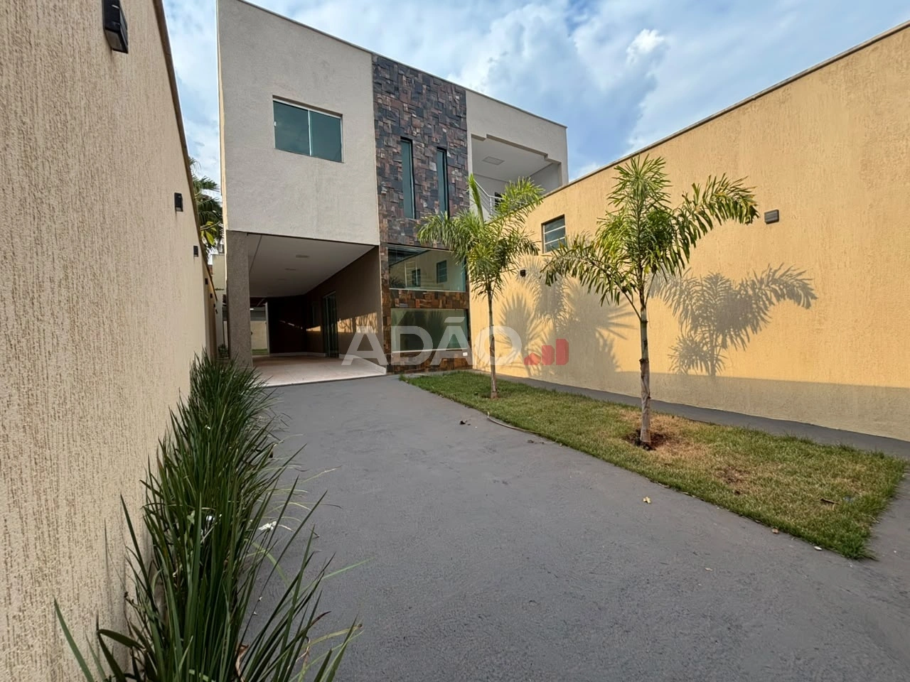 Sobrado Individual com 4 Quartos, Suíte com Hidro e Sala Comercial Gerando Renda. Casa de Rua com 4 Quarto(s) e 5 banheiro(s) à Venda, 324.33 por R$ 949900.00 no setor Residencial Itamaracá MS42316
