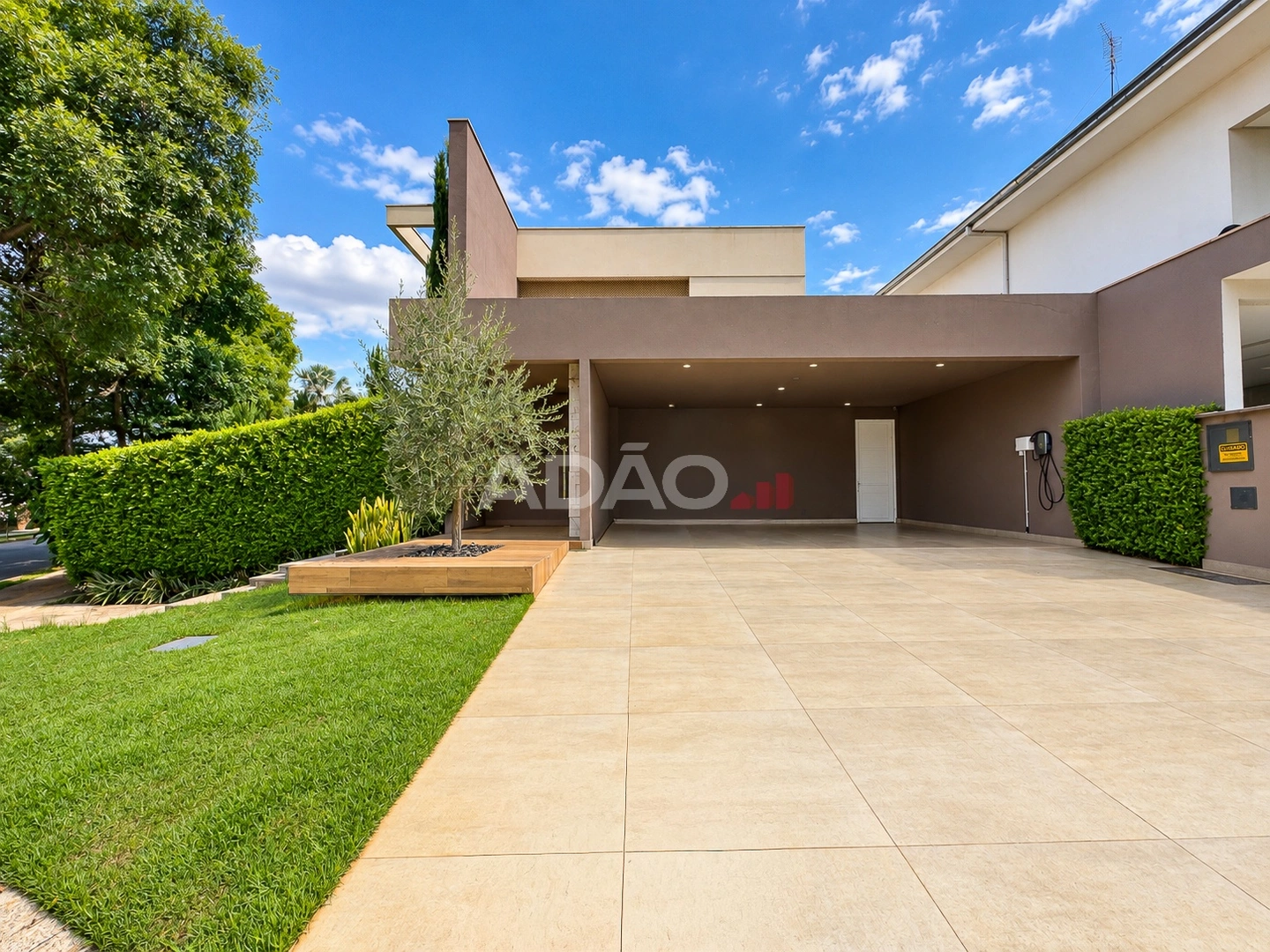 Sobrado de Esquina no Portal do Sol II Casa em Condomínio com 4 Quarto(s) e 5 banheiro(s) à Venda, 354.00 por R$ 3950000.00 no setor Loteamento Portal do Sol II AP43489