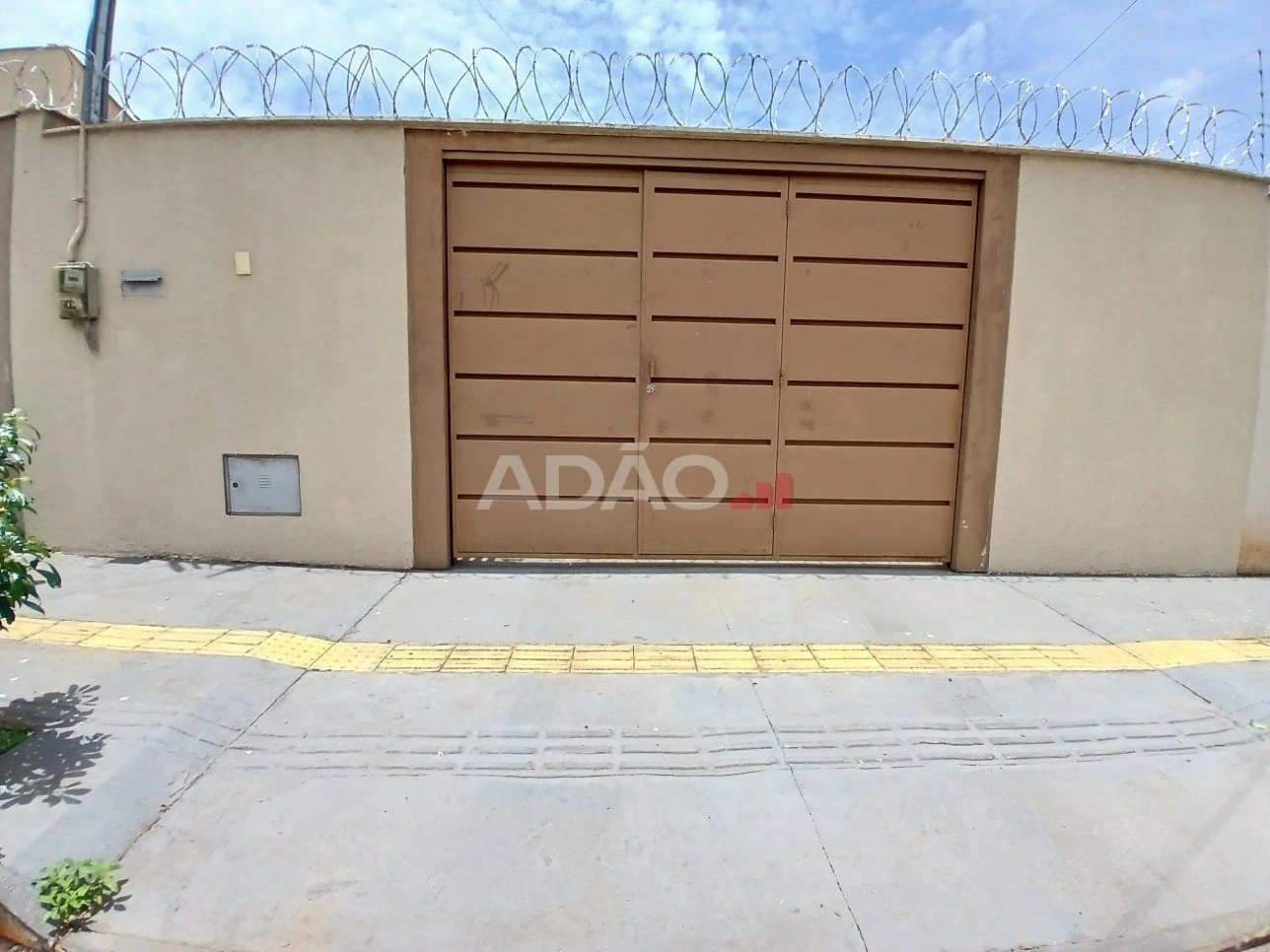 Vende-se uma casa com 3Q sendo uma suite, no bairro Santa Genoveva Goiânia. Casa de Rua com 3 Quarto(s) e 3 banheiro(s) à Venda, 170.00 por R$ 800000.00 no setor Santa Genoveva VN43474
