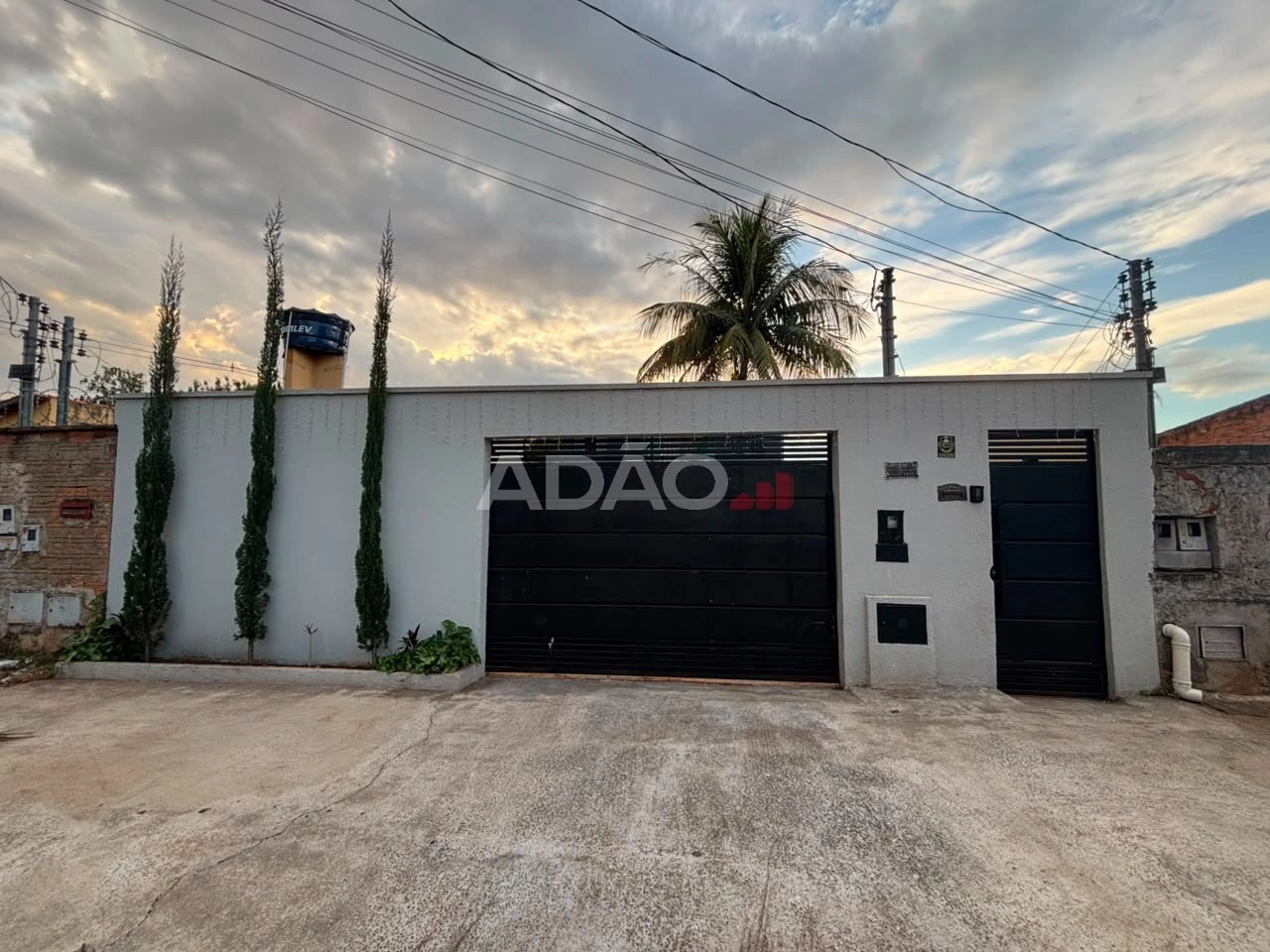 SOBRADO NO RESIDENCIAL FELICIDADE -GOIÂNIA Sobrado com 4 Quarto(s) e 3 banheiro(s) à Venda, 260.00 por R$ 990000.00 no setor Residencial Felicidade UN39492