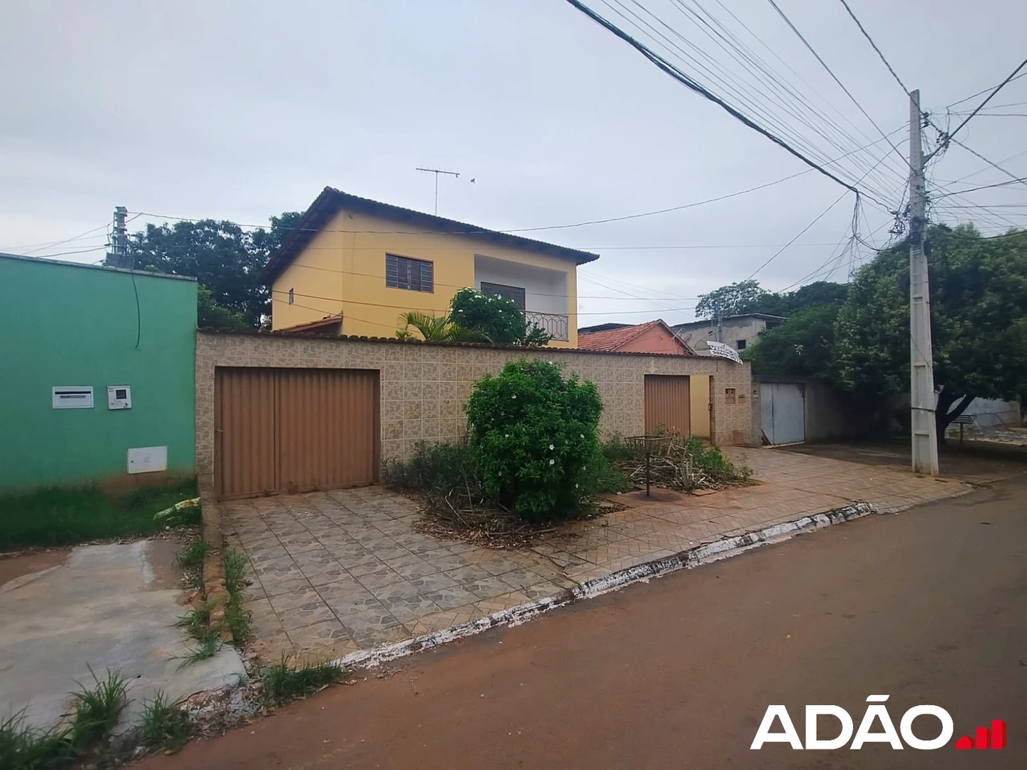 SOBRADO NO JARDIM POMPEIA COM BARRACAO Sobrado com 3 Quarto(s) e 3 banheiro(s) à Venda, 301.00 por R$ 850000.00 no setor Vila Jardim Pompéia AU35588